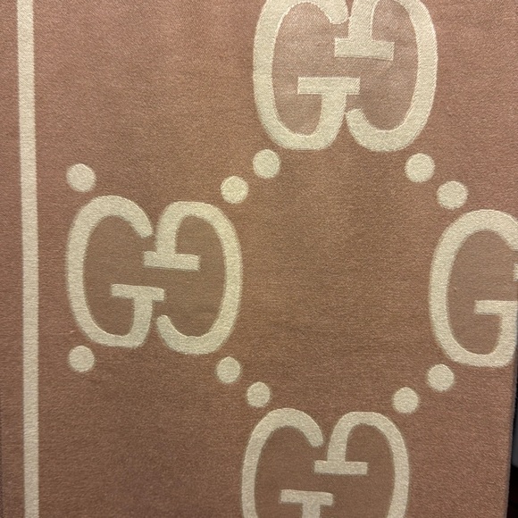 NWT Gucci throw shall. Super soft. 72 inches long extremely soft perfect conditi - Picture 3 of 9